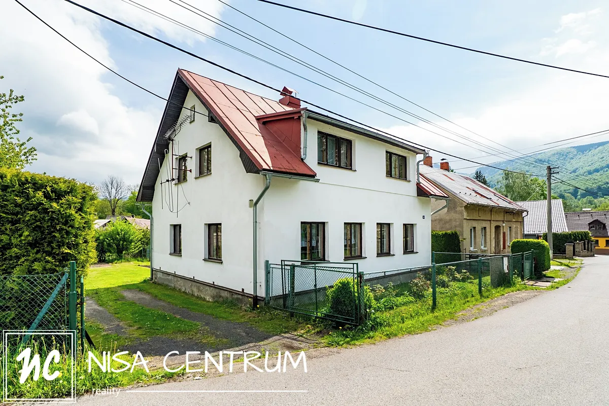 Prodej rodinného domu 220 m², pozemek 1945 m²